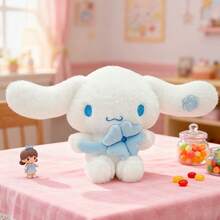 Miniso 1个三丽鸥风格四叶草肉桂狗毛绒玩偶，柔软短毛绒材质，手持四叶草，耳朵有装饰，蓝白可爱配色，可作家居抱枕/床头装饰/幸运主题礼物玩偶 - 彩色 - 查看 1