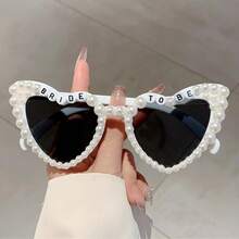 1副女士心形时尚眼镜，饰以人造珍珠，纯色新娘风格眼镜，印有“BRIDE TO BE”字样，装饰性婚礼纪念礼品眼镜