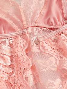 Bộ đồ ngủ gợi cảm hai mảnh dành cho nữ nhân dịp Ngày Valentine, gồm áo cổ chữ V thêu ren xẻ tà và quần short màu trơn, mang lại sự thoải mái và quyến rũ. - Hồng - Xem 6