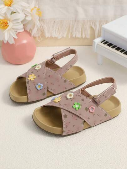 Un par de las últimas sandalias de verano para niños con bordado floral y tiras cruzadas con - en diseño morado. Una excelente opción para salidas diarias, compras en centros comerciales, vacaciones de verano, paseos por el parque y viajes a la playa. Casual, de moda y cómodo