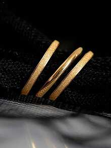 Bộ 3 chiếc vòng tay bằng thép không gỉ mạ vàng 18K mờ, kiểu dáng tối giản dành cho nữ, trang sức đơn giản có thể đeo chồng lên nhau, chống nước, thích hợp đeo hàng ngày. - Bộ nhẫn ba món - Xem 17