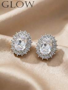 一对银色优雅奢华几何蛋形水钻耳钉，适合年轻女孩日常佩戴和节日佩戴