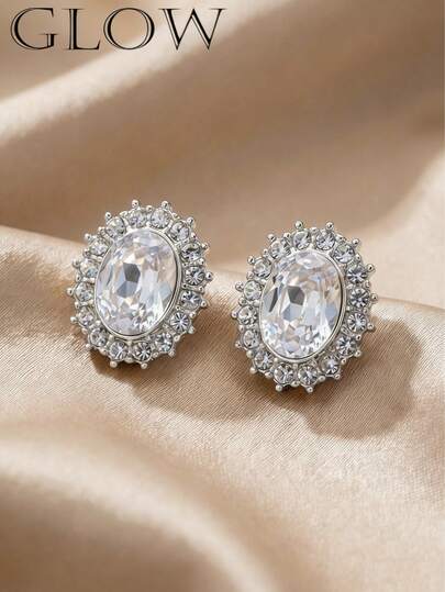 一对银色优雅奢华几何蛋形水钻耳钉，适合年轻女孩日常佩戴和节日佩戴