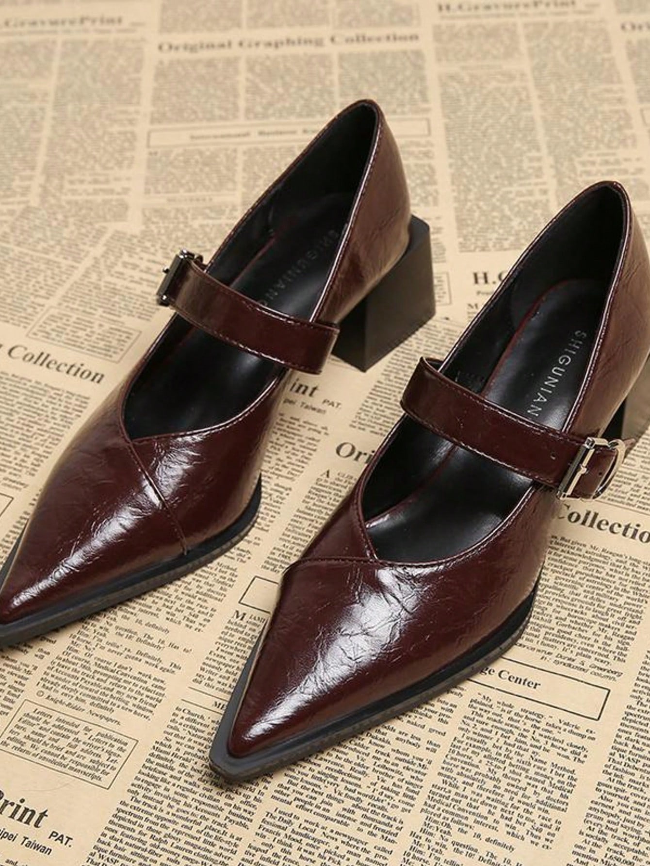 حذاء ماري جين ذو كعب كتلي أنيق من الجلد البراق بال...