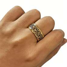 1 pièce, Bague en acier inoxydable imperméable, indéfectible, hypoallergénique avec motif floral ajouré continu. Le design creux multicouche ajoute de la profondeur et de la transparence. Texture métallique raffinée convenant aux déplacements, aux rassemblements entre amis et autres occasions. Texture discrète s'accordant avec l'élégance posée des hommes et mettant en valeur le côté personnalisé. Un article de mode masculin alliant qualité et praticité. - Bague ajourée pour homme - Voir 5