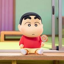 Miniso 蜡笔小新经典每日主题盲盒手办，精美涂装+3D场景配件，PVC材质，无异味，适合桌面摆件/家居装饰/动漫爱好者礼物，随机发货（1个随机发货） - 彩色 - 查看 3