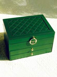 这款高端三层大容量首饰收纳盒采用奢华PU皮革制成，抽屉式设计，功能齐全，可上锁，是展示和收纳项链、耳环、手镯、戒指、手表等首饰的理想之选。它不仅是完美的首饰整理盒，也是节日礼物、女士礼物和情人节礼物的绝佳选择。