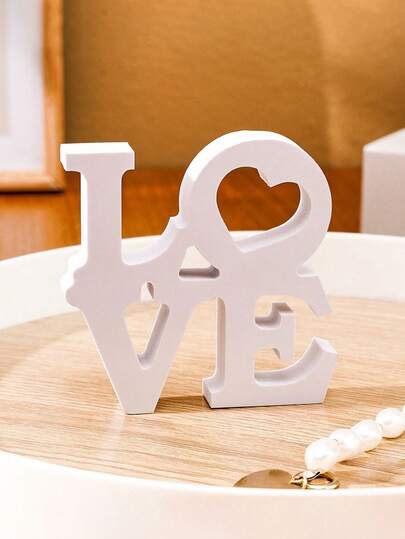 1个LOVE字母挂饰，白色，可DIY染色，心形装饰品，家居装饰，适合室内外使用 - 完美的情人节礼物，适合送给女朋友/男朋友，也可用于办公室装饰、房间装饰、婚礼装饰、婚礼用品、情人节装饰、浪漫礼物等。