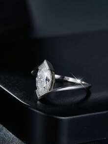 1枚简约S925纯银眼睛形状锆石戒指，适合女性，可用于订婚、约会、晚宴、日常佩戴、节日礼物等场合。