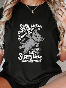 黑色大码印花T恤。正面印有经典童谣：“汗津津的小猫咪，暖暖的小猫咪，毛茸茸的小球。快乐的小猫咪，困倦的小猫咪，呼噜呼噜呼噜”，并配以可爱的灰色斑点卡通猫图案。休闲舒适，适合日常穿着。 - 黑色 - 查看 8