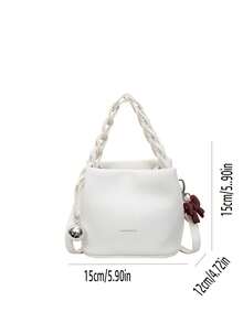Chiếc túi xách da PU đa năng cao cấp và thời trang mới này có họa tiết vải thiều nổi, trang trí chữ cái và thiết kế kiểu túi xô. Túi có thiết kế quai đeo vai độc đáo và tay cầm phía trên giúp dễ dàng xách bằng một tay, được cố định bằng khóa nam châm chắc chắn. Mặt dây chuyền nơ đỏ bên ngoài tạo điểm nhấn thời trang. - trắng - Xem 4