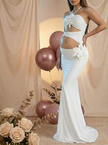 Vestido largo de sirena sin tirantes en color blanco para mujeres embarazadas, de tela de punto elástica con decoración floral 3D en la falda, adecuado para fiestas de maternidad, sesiones de fotos y ocasiones formales - Blanco - Ver 1