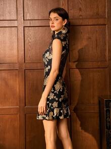 女士现代旗袍连衣裙，采用挺括小立领和层叠荷叶边下摆设计——现代中式正式礼服，适用于婚礼、晚宴、公司庆典、外交招待会和文化庆典 | 修身剪裁，奢华刺绣，融合优雅 - 黑金 - 查看 3