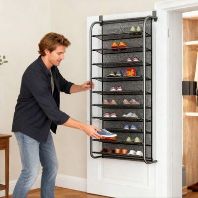 Sapateira de porta em tela, uma solução de armazenamento que economiza espaço, ideal para entradas, guarda-roupas e apartamentos. Comporta diversos pares de sapatos, chinelos e acessórios, mantendo sua entrada organizada e arrumada. Perfeita para espaços pequenos, dormitórios e casas familiares.