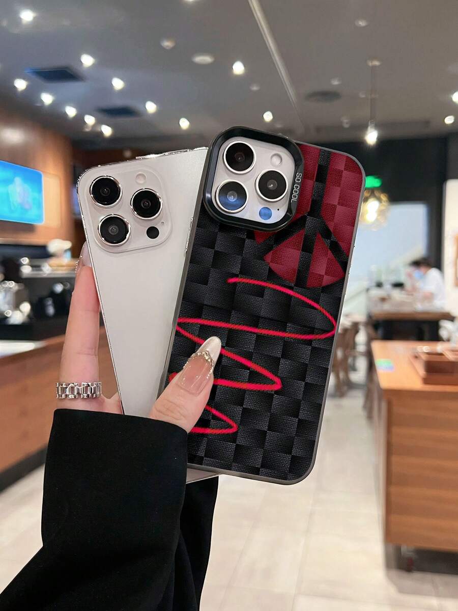 Diseño de símbolo de la paz con líneas rojas y fondo negro. Esta elegante funda es compatible con los modelos 17, 16, 15, 14 Pro Max, 13, 12, 11, XR y XS Plus. Fabricada en silicona TPU y PBT, ofrece protección contra golpes y caídas, además de una sensación superior. Es un regalo ideal para familiares, amigos y seres queridos. - Negro - Ver 1