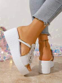 女士夏季室内外皆宜的白色花卉坡跟厚底凉鞋，优雅金色饰边点缀，厚底设计增添高度，可轻松搭配连衣裙和短裤，防滑舒适，是夏季必备单品。 - 白色 - 查看 9