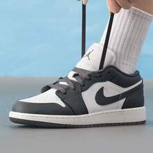 Nike 大童款 Air Jordan 1 Low Retro 运动鞋 - 白色/深灰色 - 查看 8