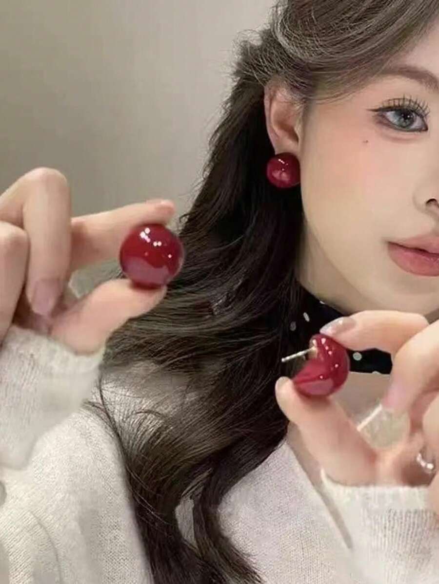 一对中国新年喜庆红色樱桃耳钉，时尚百搭的几何圆形耳环，尽显奢华高端质感