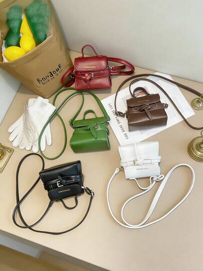 1pc新款迷你托特包休闲、简约、时尚。它采用翻盖设计，配有可调节肩带，适合青少年和旅行者。这款包可轻松容纳日常必需品，用途广泛，是时尚达人的心头好，适合各种风格和场合。