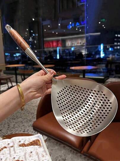 1 pieza Cucharón de acero inoxidable con colador - Resistente al calor (350°C), colador perforado a prueba de fugas, mango ergonómico y filtro de malla fina, apto para freír, olla caliente, cocinar, servir, hornear - Utensilio de cocina para restaurante y hogar, superficie lisa, duradero, accesorio de cocina, muy conveniente, gran regalo para mujeres y familias