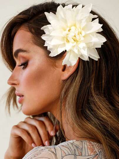 1个时尚优雅的超大多层人造花发夹，波西米亚风发卡，适合女性佩戴，可用于情人节、婚礼等场合，也可作为送给她的礼物。