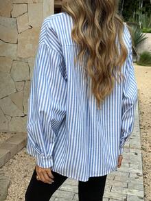 QueenCloset 女士夏季蓝白条纹衬衫，宽松中长款上衣，休闲通勤防晒上衣，适合办公室和日常穿着 - 藍白色 - 查看 3