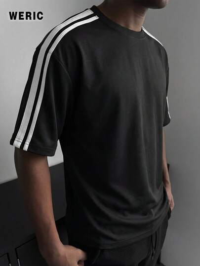 Camiseta de manga corta con rayas y parches de estilo atlético y moderno para hombres, con doble franja y cuello redondo sencillo, adecuada para uso casual diario, correr en primavera y verano, y estilo callejero.