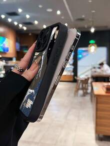 Manos unidas entre la luna y las estrellas cósmicas. Esta elegante funda es compatible con los modelos  16, 15, 14 Pro Max, 13, 12, 11, XR y XS Plus. Fabricada en silicona TPU, ofrece protección contra golpes y caídas, además de una sensación superior. Es un regalo ideal para familiares, amigos y seres queridos, y una opción perfecta para Navidad. - Negro - Ver 6