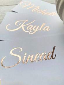 定制姓名标签、文字贴纸、乙烯基玻璃贴纸、学校水瓶贴纸、个性化姓名贴纸、定制姓名和文字婚礼装饰字体、个性化乙烯基标签、温馨氛围、多功能、耐用、装饰性强、可重复使用、精致、时尚、高品质、色彩丰富、现代、定制、个性化、独特、送给他的理想礼物、送给她的理想礼物、送给男朋友的礼物、送给爸爸的礼物 - 彩色 - 查看 3