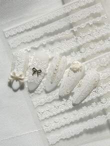 一款复古精致的美甲贴纸，采用浮雕纹理，主要由白色蕾丝制成，包括波浪边缘、花卉图案、镂空图案和其他蕾丝款式，适合个人DIY和打造法式新娘美甲风格。