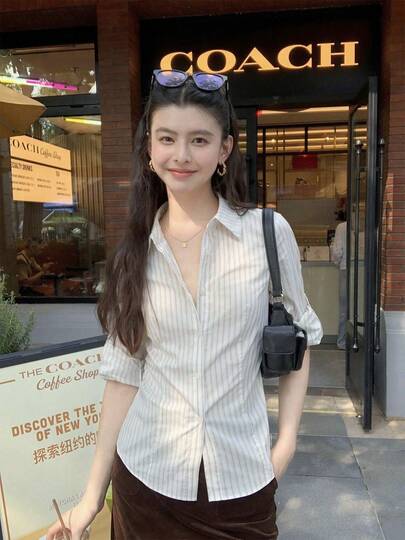 女士长袖条纹领衬衫，拉链前襟，开衩设计，适合办公室穿着，修身打底衫