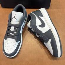 Nike 大童款 Air Jordan 1 Low Retro 运动鞋 - 白色/深灰色 - 查看 5