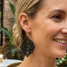 1 đôi bông tai mặt dây chuyền bằng gỗ chạm khắc họa tiết ren. - màu đen - Xem 3