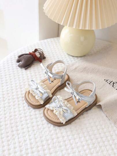 新款女童平底凉鞋，蕾丝边饰，蝴蝶结装饰，软底防滑设计，适合夏季，轻便舒适的沙滩鞋，适合小女孩穿着。