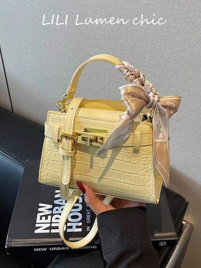 这款纯色PU手提包是一款时尚的女士手提包，配有可拆卸可调节的顶部提手。它非常适合旅行、购物和约会，是送给女性的理想礼物，也适合工作、外出或旅行。