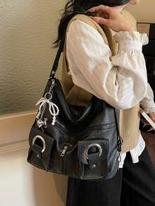 这款时尚简约的大容量女士通勤单肩包采用PU材质，饰有珍珠心形吊坠，搭配镂空铆钉拉链，并配有肩带和手提带。它适合旅行、通勤和学生使用，既可作为旅行背包，也可作为休闲背包。