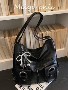 这款时尚简约的大容量女士通勤单肩包采用PU材质，饰有珍珠心形吊坠，搭配镂空铆钉拉链，并配有肩带和手提带。它适合旅行、通勤和学生使用，既可作为旅行背包，也可作为休闲背包。