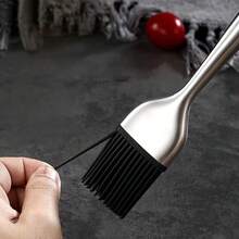 这款重型不锈钢硅胶刷采用符合人体工程学的手柄，不粘且耐热，非常适合露营、烧烤和野餐。它是烧烤、烘焙、烹饪、制作煎饼、华夫饼、烧烤配件、露营炊具和户外烹饪的理想之选。它可以提高烧烤时涂油的便利性，提升煎锅的效率，并增强厨房烘焙时涂油的可控性。它是野餐和烧烤的必备品。