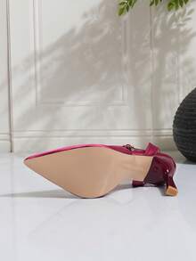 女士时尚酒红色缎面尖头细高跟鞋，踝部饰有搭扣绑带，尽显迷人风采 - 酒紅色 - 查看 7