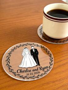 1件定制婚礼杯垫，可个性化定制文字、花环和婚礼服饰图案，婚礼回礼及装饰设计，实用独特又优雅，适合作为送给她的时尚礼物/结婚纪念日纪念品/情侣礼物，是情侣/新婚夫妇/爱人的理想之选，也是婚礼庆典的完美之选。