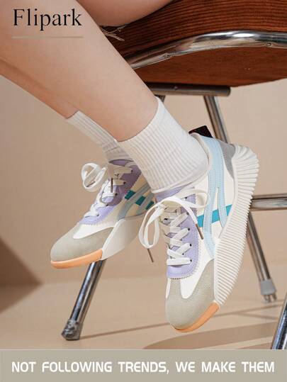 Flipark 休闲鞋，马卡龙色拼接！薰衣草紫、蓝色和白色，梦幻般的色彩组合，柔软鞋底，舒适又时尚，适合通勤和外出穿着。