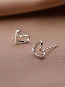 时尚简约迷你心形耳钉，可爱少女风镂空心形耳环，女士ins风优雅耳骨钉，铜质，精致饰品，适合女性日常及节日佩戴，四季皆宜，适合作为新年及情人节礼物。
