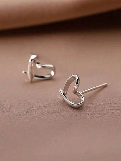 时尚简约迷你心形耳钉，可爱少女风镂空心形耳环，女士ins风优雅耳骨钉，铜质，精致饰品，适合女性日常及节日佩戴，四季皆宜，适合作为新年及情人节礼物。