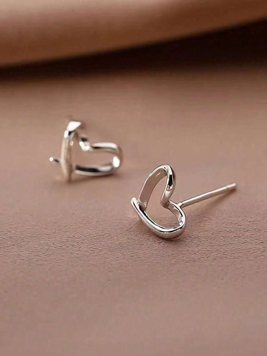 时尚简约迷你心形耳钉，可爱少女风镂空心形耳环，女士ins风优雅耳骨钉，铜质，精致饰品，适合女性日常及节日佩戴，四季皆宜，适合作为新年及情人节礼物。