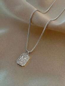 这款时尚百搭的方形字母吊坠项链镶嵌立方氧化锆，搭配不锈钢链，适合儿童、男孩、女孩、女朋友、朋友、家人、姐妹，也适合街头派对、宴会、节日、周年纪念日、情人节、母亲节、返校季、毕业典礼、生日等各种场合佩戴，是日常佩戴的精美珠宝礼物。 - 銀色 - 查看 5