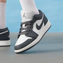 Nike 大童款 Air Jordan 1 Low Retro 运动鞋 - 白色/深灰色 - 查看 7