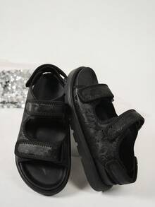 新款女鞋，时尚百搭，舒适厚底，休闲凉鞋，双带增高显瘦防滑，亮片装饰，轻便舒适，休闲百搭，适合日常穿着和通勤。 - 花紋黑 - 查看 5