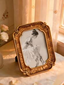 Khung ảnh mạ vàng cổ điển sang trọng - Một khung ảnh trang trí theo phong cách Baroque thanh lịch, rất phù hợp với các tác phẩm nghệ thuật ba lê. Có thể dùng làm vật trang trí trên bàn trang điểm trong phòng ngủ, và cũng là một món quà tuyệt vời cho những người yêu nghệ thuật và đam mê trang trí nhà cửa. - Vàng - Xem 6