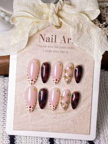 Bộ 10 miếng dán móng tay thủ công hình hạnh nhân màu be chấm bi Pháp và họa tiết da báo đính ngọc trai giả, với đầu móng được vẽ tay màu be, chấm bi nâu và họa tiết da báo nhuộm tie-dye, được trang trí bằng hạt cườm và ngọc trai giả thủ công. Bộ dán móng tay thanh lịch, lãng mạn và tối giản này toát lên vẻ đẹp tinh tế. (Dụng cụ làm móng) - Nhiều màu - Xem 10