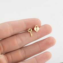 1 paire de boucles d'oreilles à clé asymétrique à la mode, en acier inoxydable doré, accessoire élégant pour tous les jours, convient pour les fêtes et les cadeaux - GED526 - Voir 7